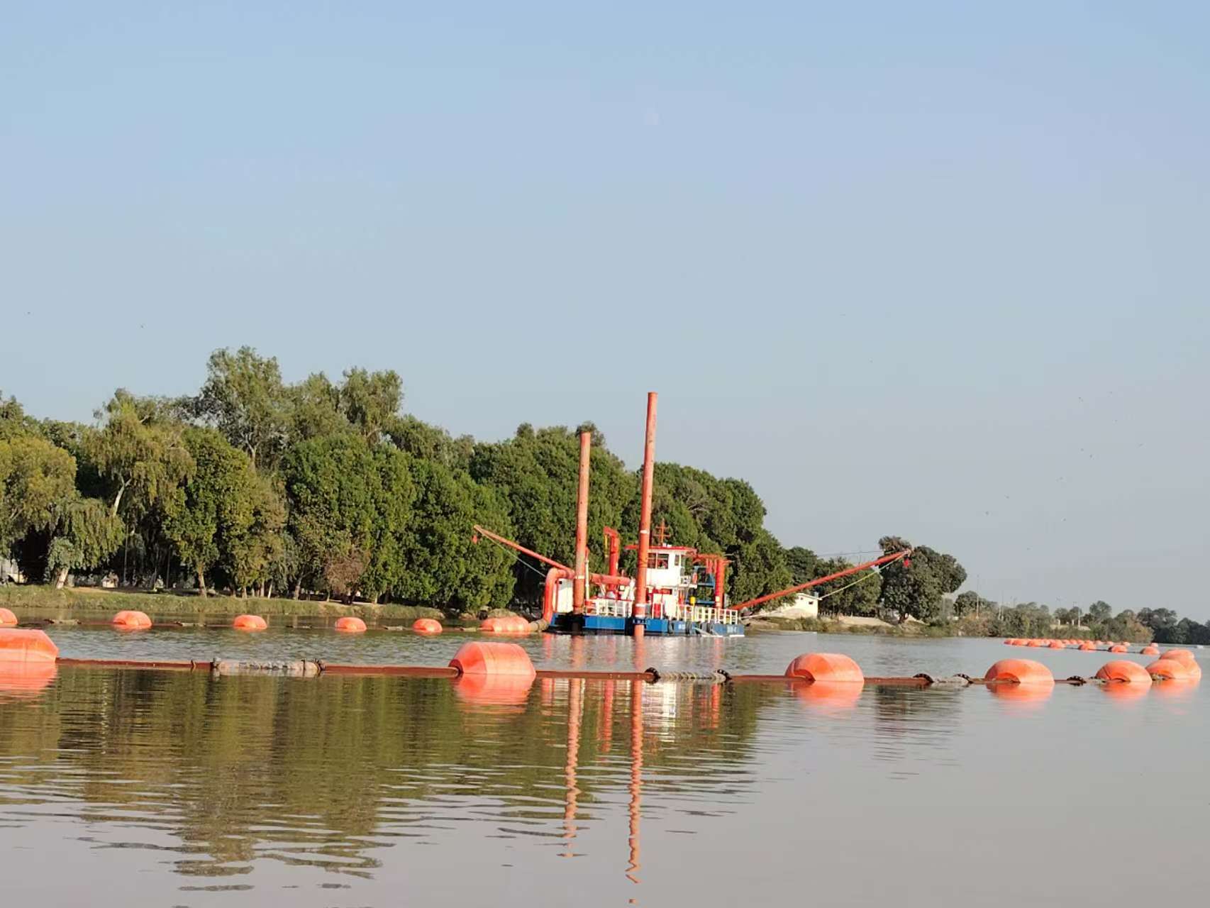 HID dredgers set sail at dawn, and intelligent dredging technology reshaped the golden waterway.
