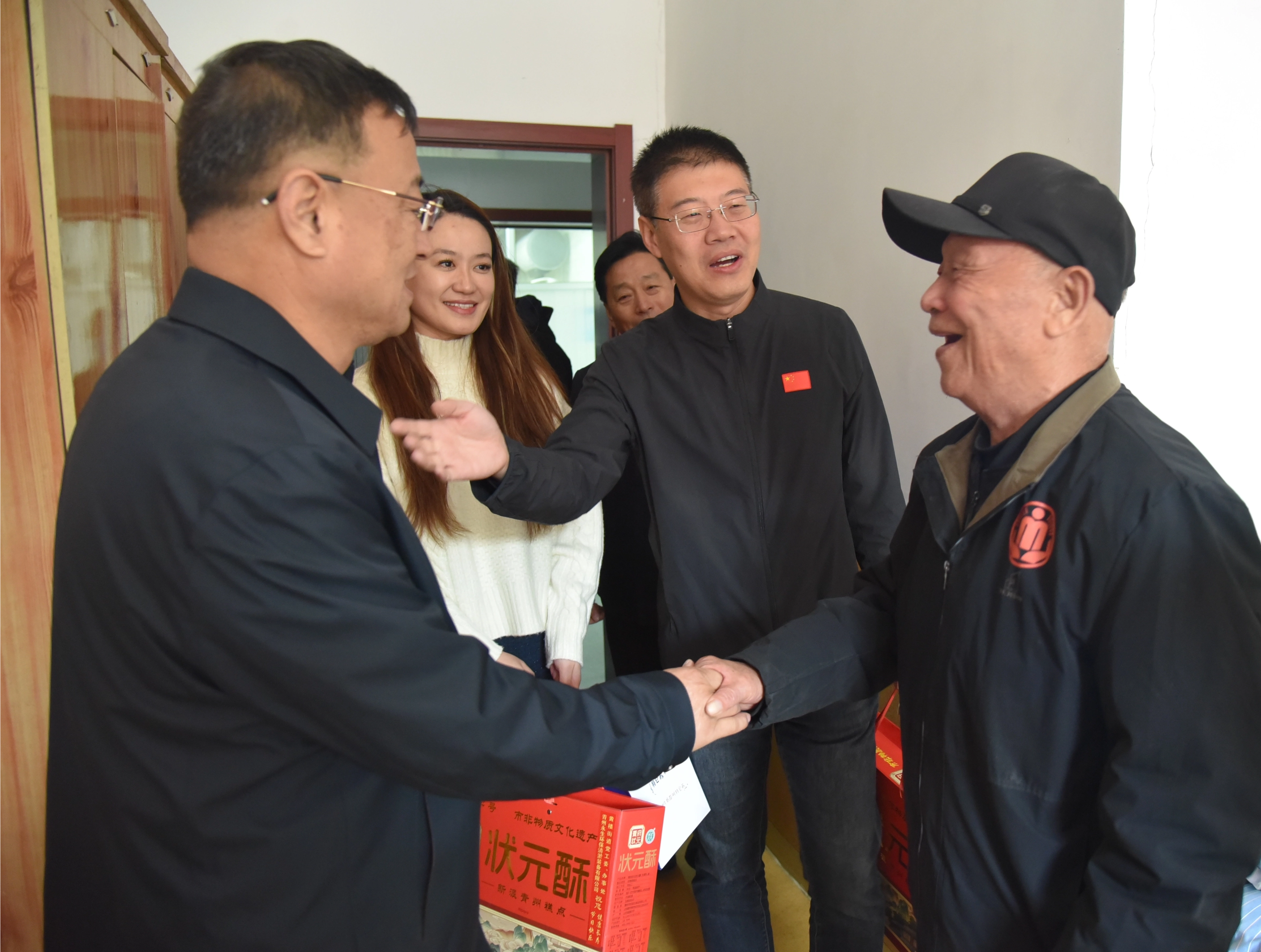 On the Chongyang Festival, the leadership of SCO HID Shipyard extended warm greetings to the elderly in the community.