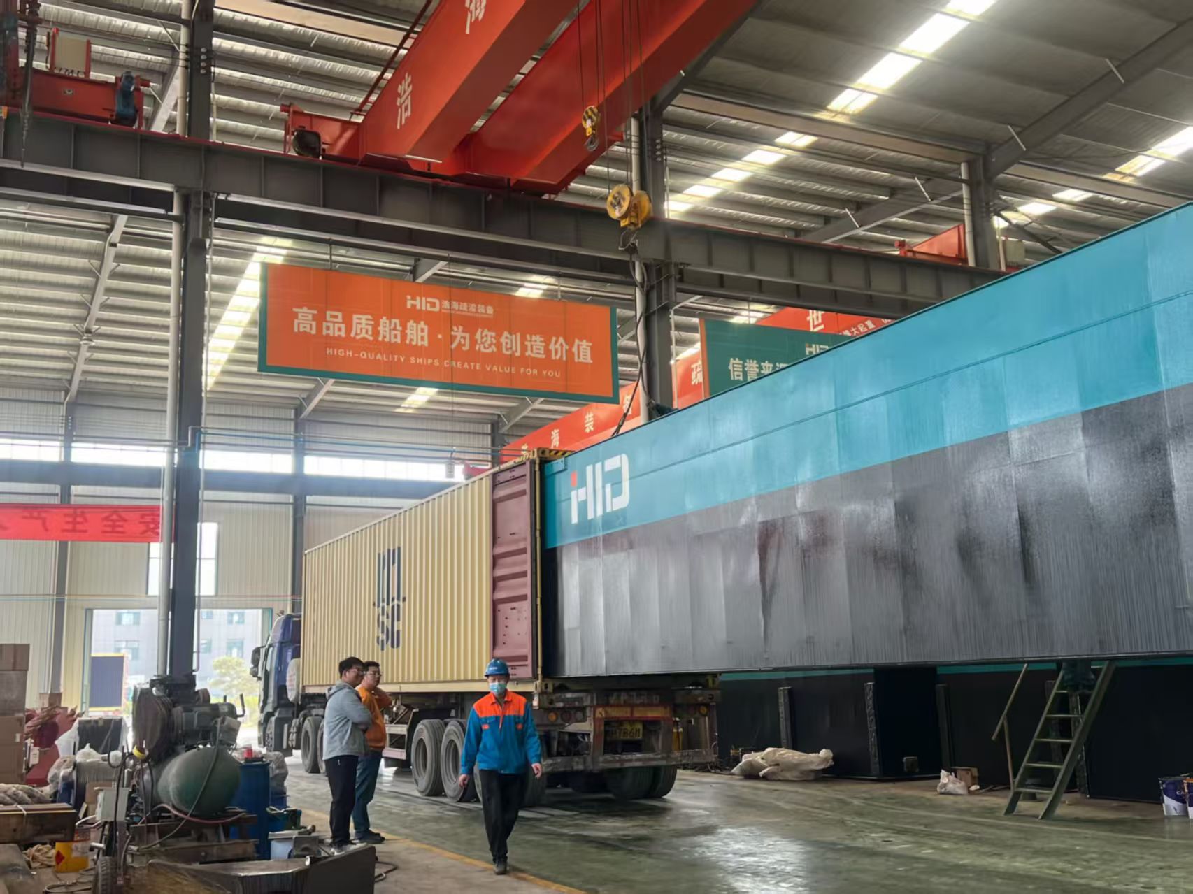 The jack-up barge built by HID Shipyard for European customers was successfully delivered and left the factory.