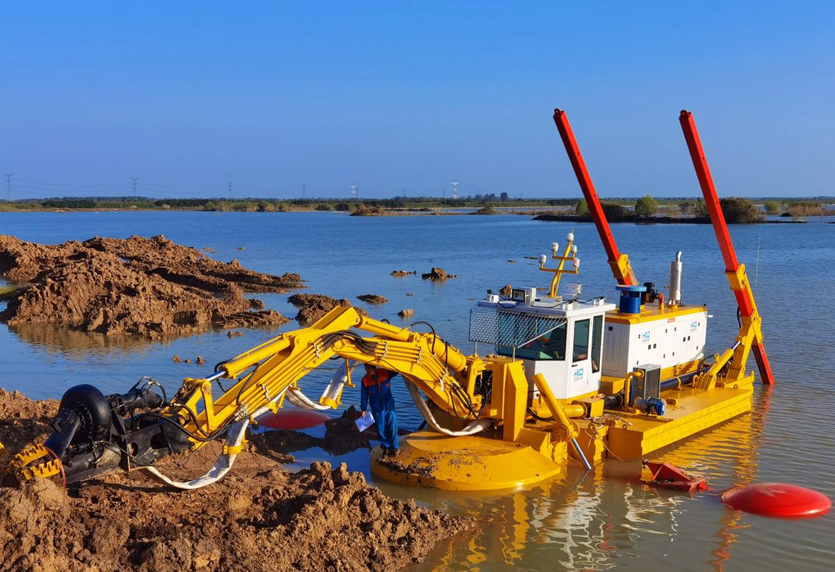 Amphibious-dredger01