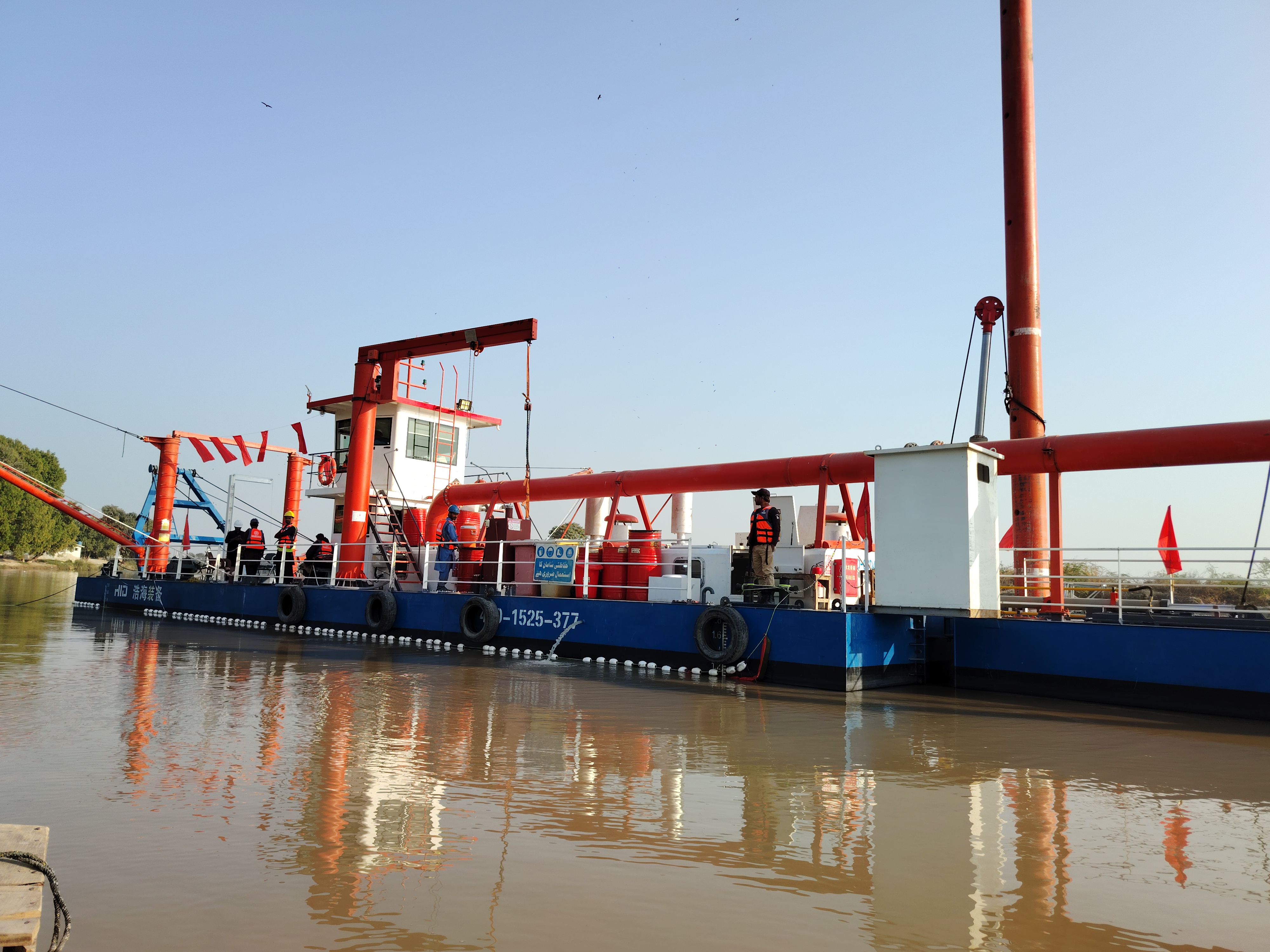 The HID shipyard's cutter suction dredger has been installed and is about to head to the front line of waterway construction.