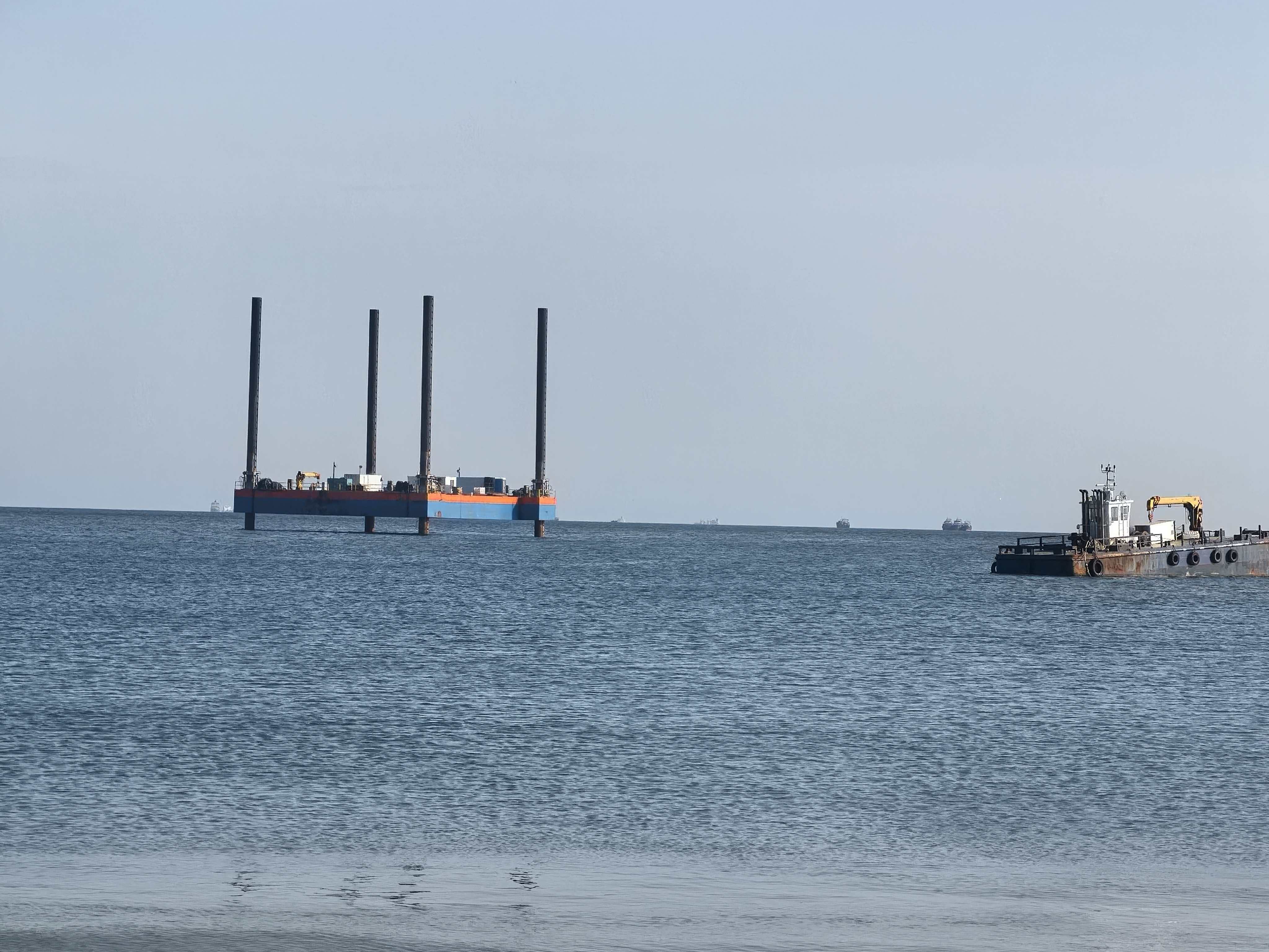 Across the ocean, supporting West Africa: SCO HID Shipyard's jack-up barge has been successfully installed in Senegal and is about to be put into use.