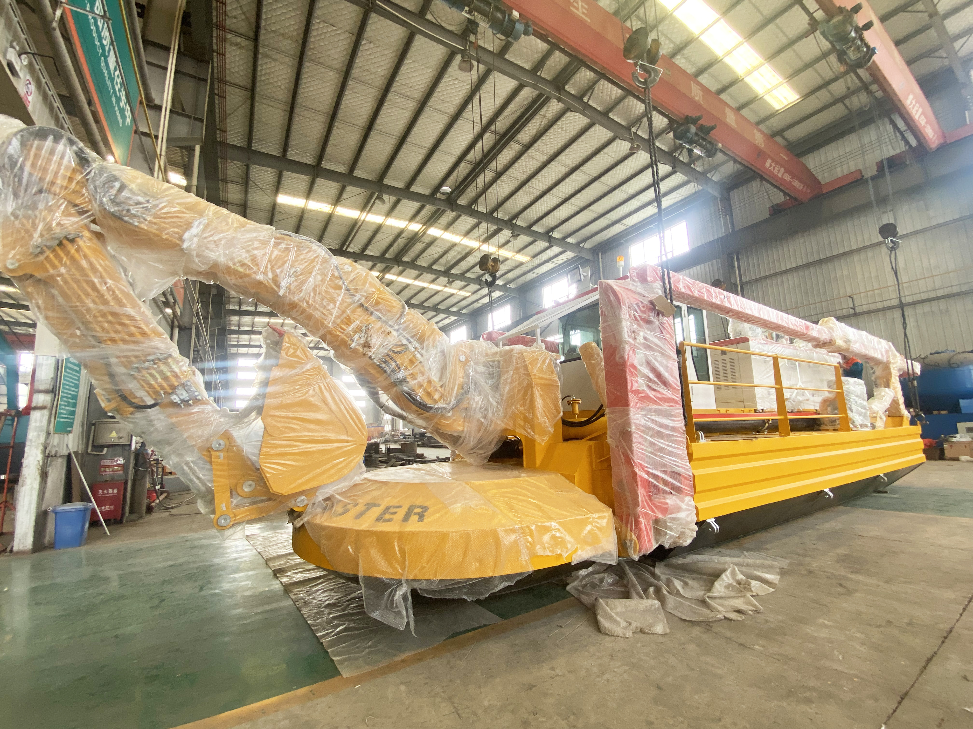  6.5m Dredging Depth Amphibious Multi-Functional Dredger