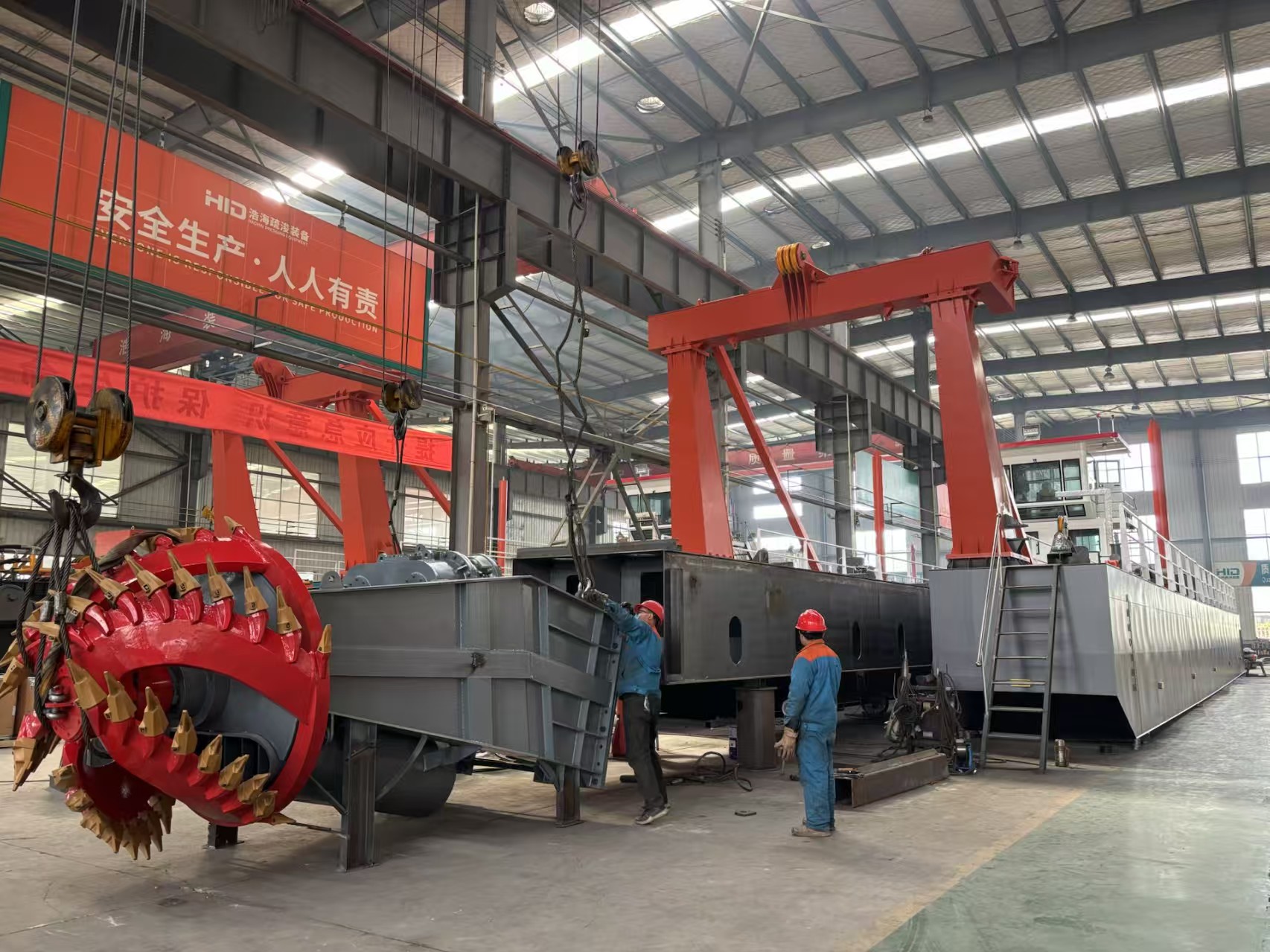 The HID Shipyard's cutter suction dredger is basically completed, and the core "blade" reamer head has entered the precise installation stage.